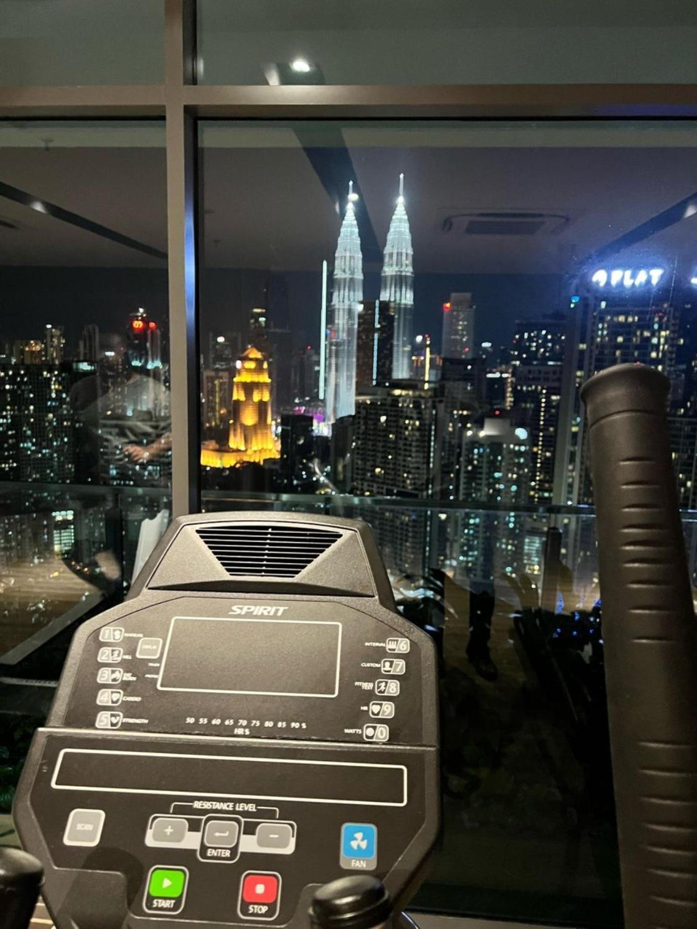 The Luxe Suites Klcc By Cozy Stay Куала-Лумпур Екстер'єр фото